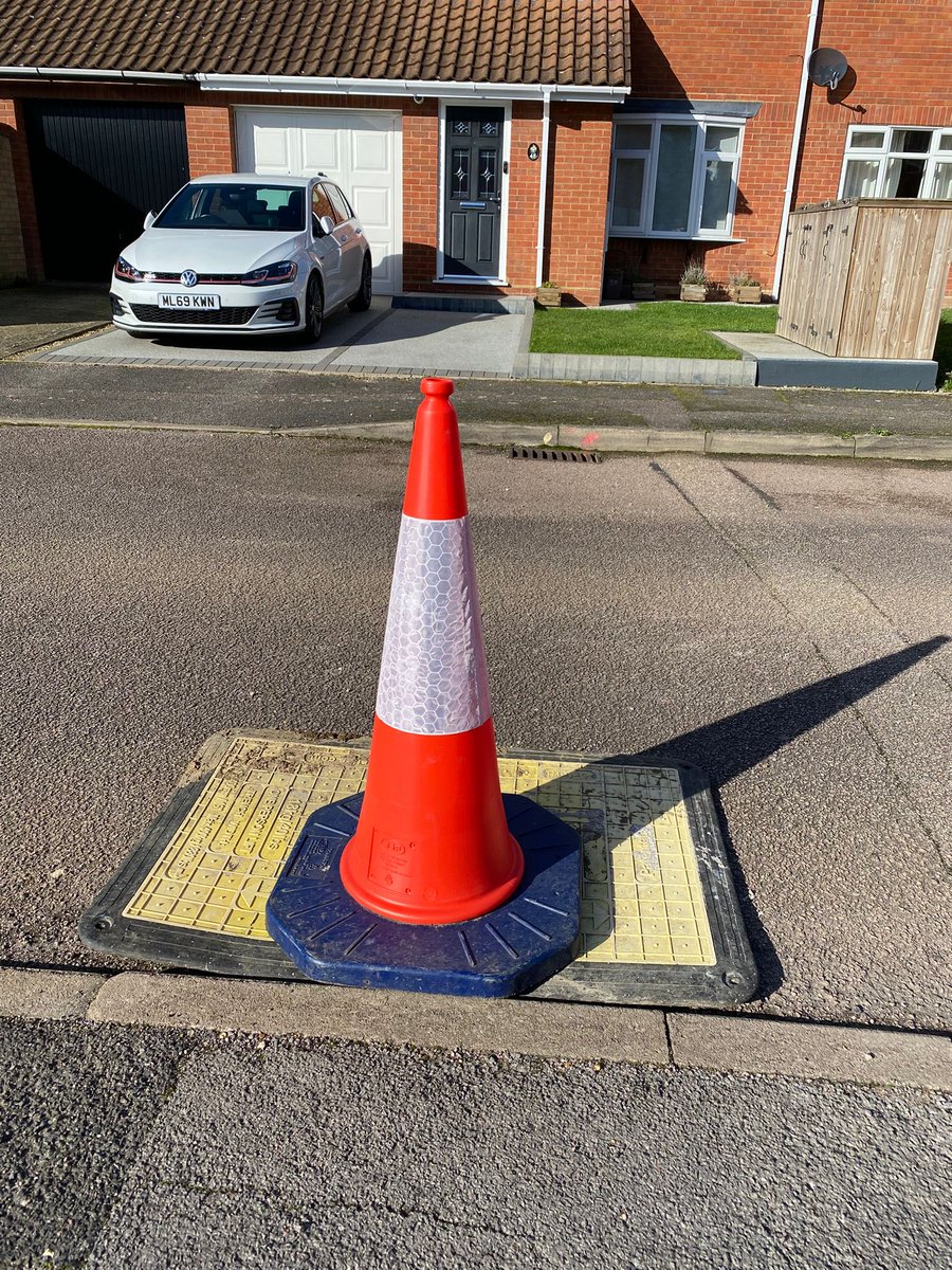 Drain collapse in #Baldock .. #NorthHertsCouncil #Hertfordshire #HighwaysDept .. Temporary Repair 🤡with a bollard &amp; no date for a repair