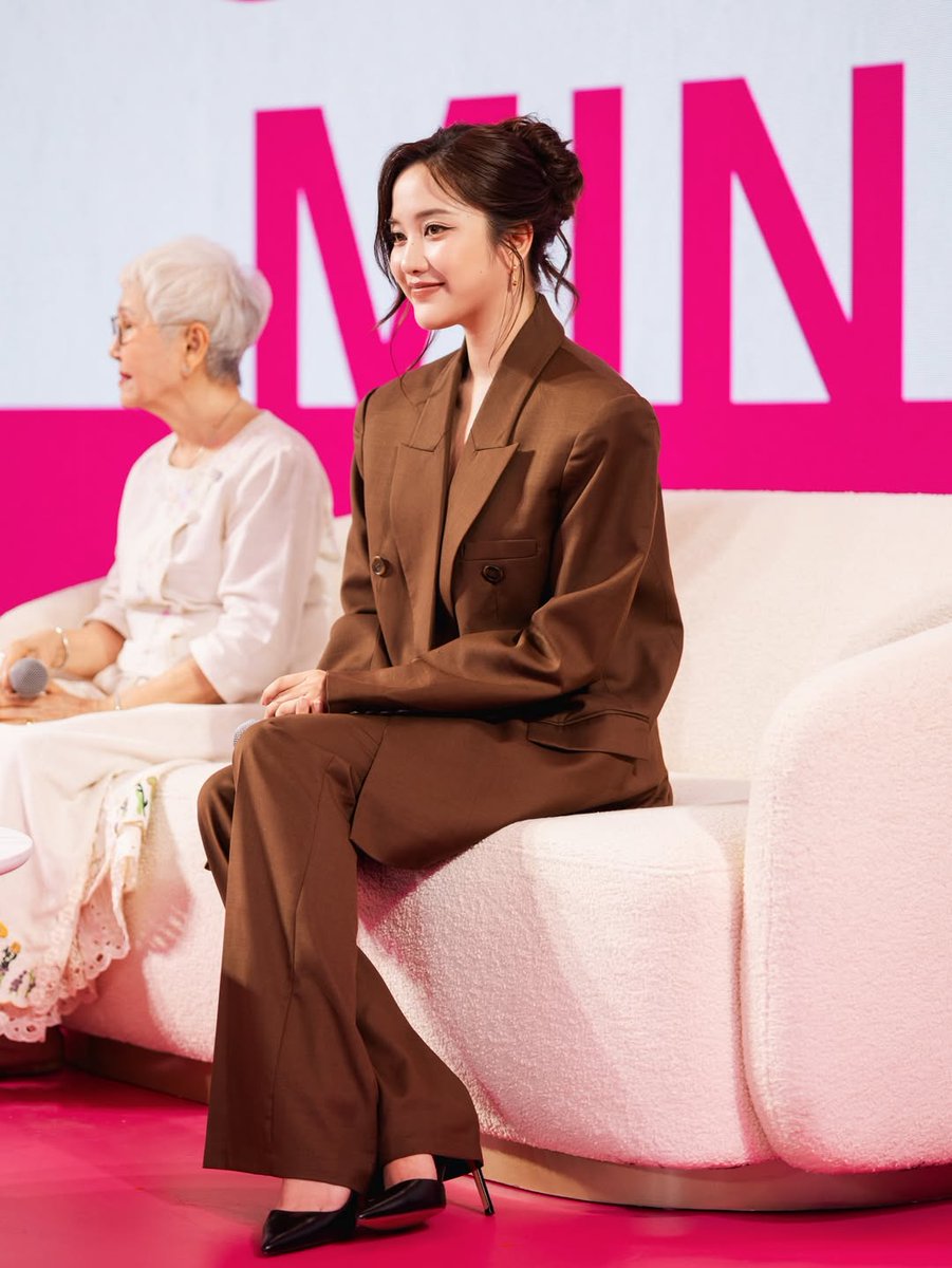limmegan19's tweet photo. CENTRAL SHEPOSSIBLE 2026 X FREEN
#SHEPOSSIBLE2026XFREEN
#ShePossible
#CentralInternationalWomensDay2026
#CentralDepartmentStore
#RobinsonDepartmentStore
#srchafreen
Pfreen posted~
More Moments of Pfreen at @Centralnews Central | Robinson – ShePossible, International Women’s Day 2026~ here she is with Amah Taew, talking about their thoughts and more naka. Lovely kaa. Big smiles ka🫶🏻🤍