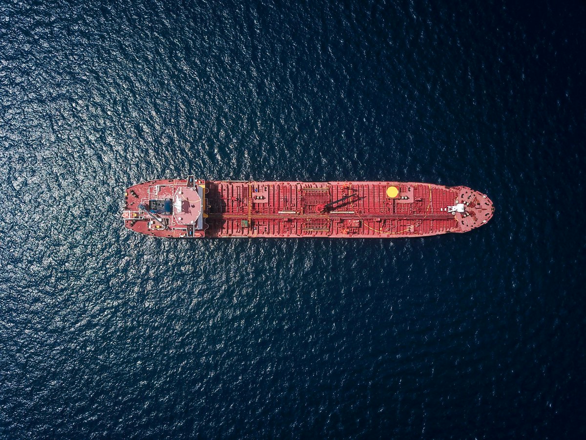 DSocialista_'s tweet photo. El petróleo sube un 9% y el gas se dispara otro 20% tras el cierre del estrecho de Ormuz

El Brent supera los 80 dólares mientras el gas europeo se encarece un 53% por las represalias iraníes en QatarEnergy y la vía principal marítima del crudo.

➡️https://t.co/rcqTgKSdJ6 https://t.co/bnVB3m8m0P