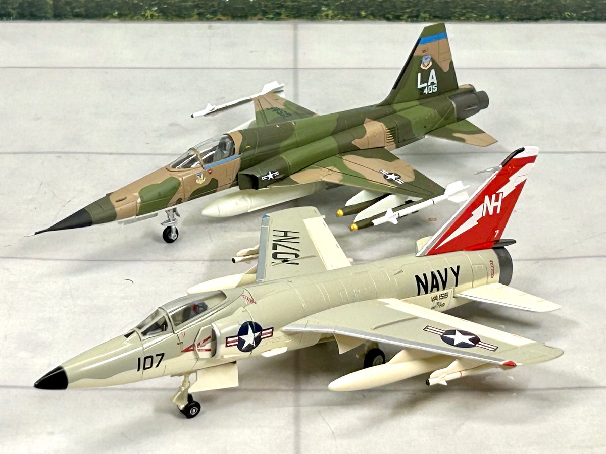 akabou_himawari's tweet photo. 🇺🇸#アメリカ海軍機コレクション
🇺🇸#アメリカ空軍機コレクション
初代と二代目シリーズ
#F11 #タイガー #Tiger
#F5 #タイガーII #TigerII
#ダイキャストモデル https://t.co/BXrXeguKfS