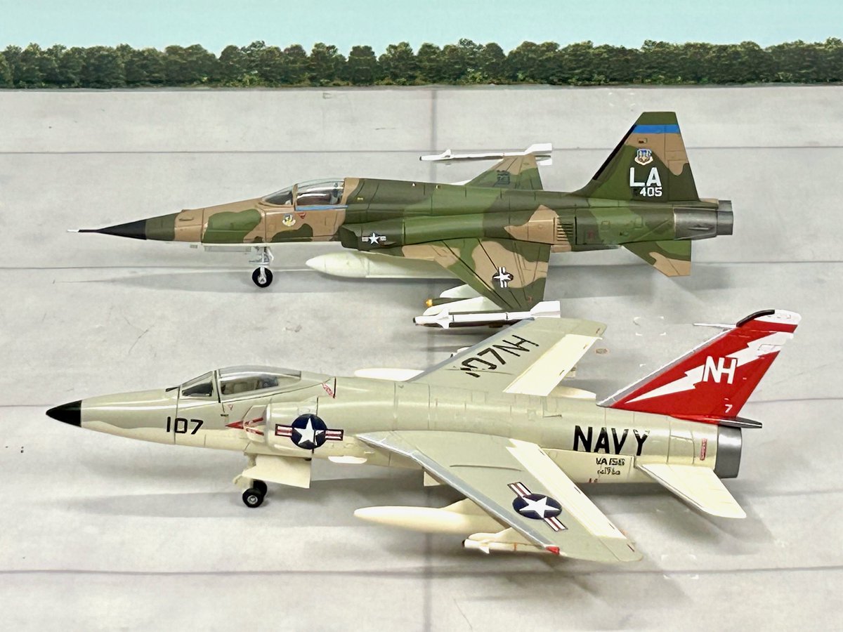 akabou_himawari's tweet photo. 🇺🇸#アメリカ海軍機コレクション
🇺🇸#アメリカ空軍機コレクション
初代と二代目シリーズ
#F11 #タイガー #Tiger
#F5 #タイガーII #TigerII
#ダイキャストモデル https://t.co/BXrXeguKfS
