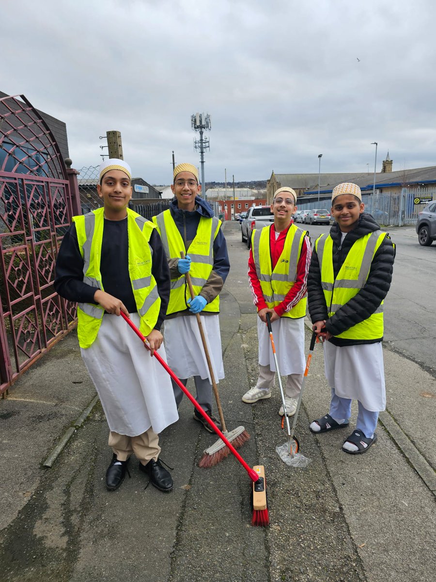 Bohras_UK's tweet photo. During #Ramadan, the @Dawoodi_Bohras of #Bradford served the local neighbourhood through a street clean-up in Girlington &amp; a dedicated cardboard recycling drive. 
Proud to support @KeepBritainTidy, strengthening civic pride and environmental responsibility.
#Environment https://t.co/bbeUAhFcKH