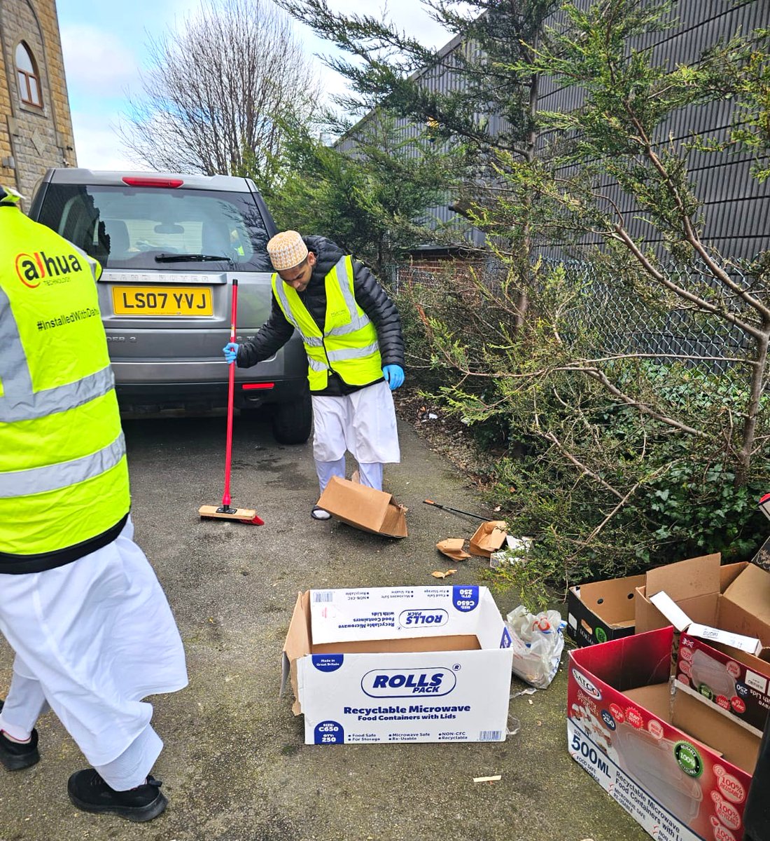 Bohras_UK's tweet photo. During #Ramadan, the @Dawoodi_Bohras of #Bradford served the local neighbourhood through a street clean-up in Girlington &amp; a dedicated cardboard recycling drive. 
Proud to support @KeepBritainTidy, strengthening civic pride and environmental responsibility.
#Environment https://t.co/bbeUAhFcKH