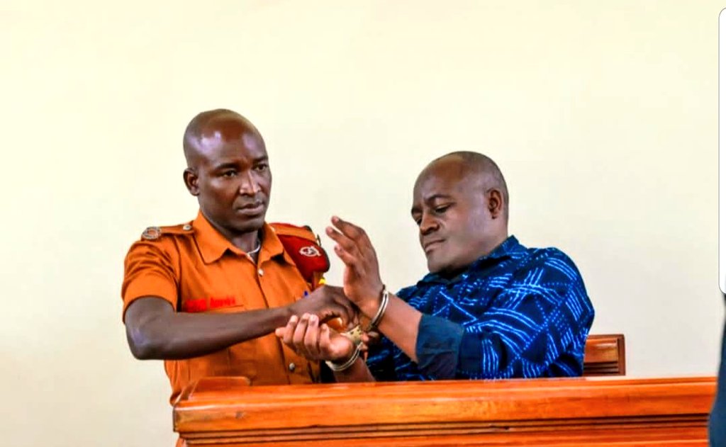 Juliebristolsb1's tweet image. He was just a polling agent...now on handcuffs!!
#shameless 🇺🇬💔