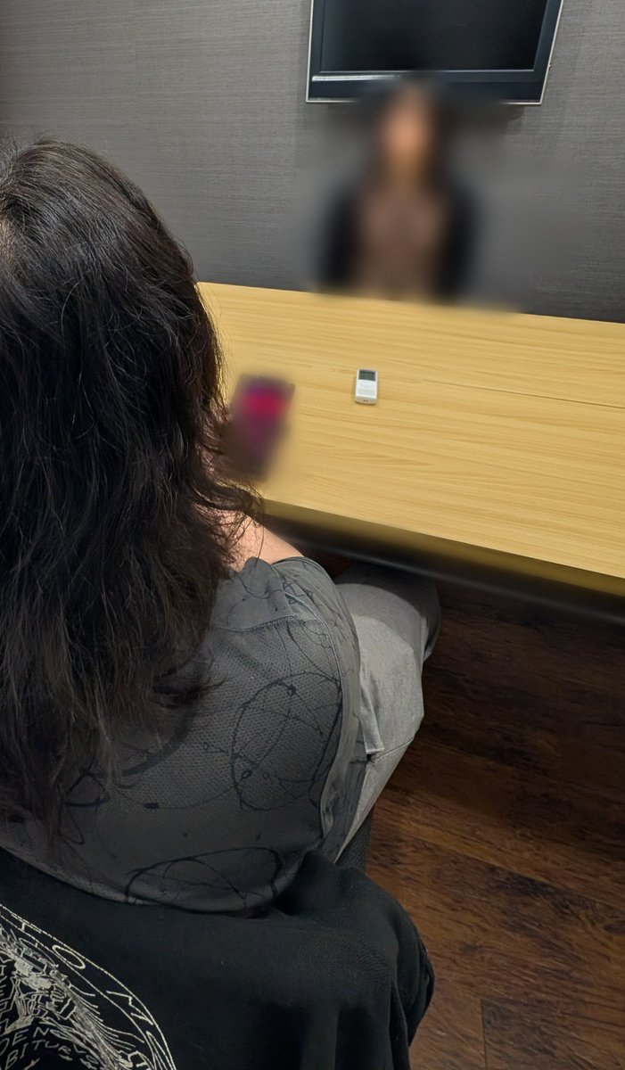 20年来の友人と言えるライター（平賀哲雄さん）に、プロデュースさせてもらってる、4月に情報公開するアーティストのインタビューをお願いして
AIには作れない時間とはこういうことだなと思った
重ねた時間って、絶対だ
仮想とか、生成とかとは、真反対にあるものだと

なんか、取り調べの写真みたい…