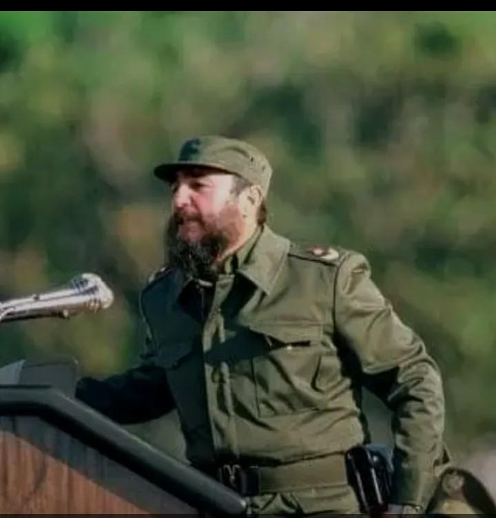 FidelPorSiempre : "Lo que garantiza la Revolución, lo que hace que la Revolución se sienta segura, es la convicción de que el pueblo de Cuba es un pueblo invencible. Lo que nos da la seguridad de que la Revolución no será jamás vencida". 
#100AñosConFidel
#BaraguáPorMás