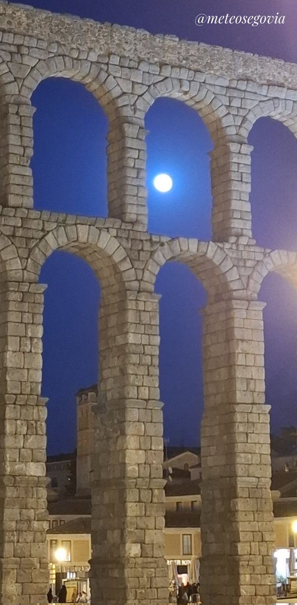 La luna llena asomando anoche entre los arcos del Acueducto de #Segovia.