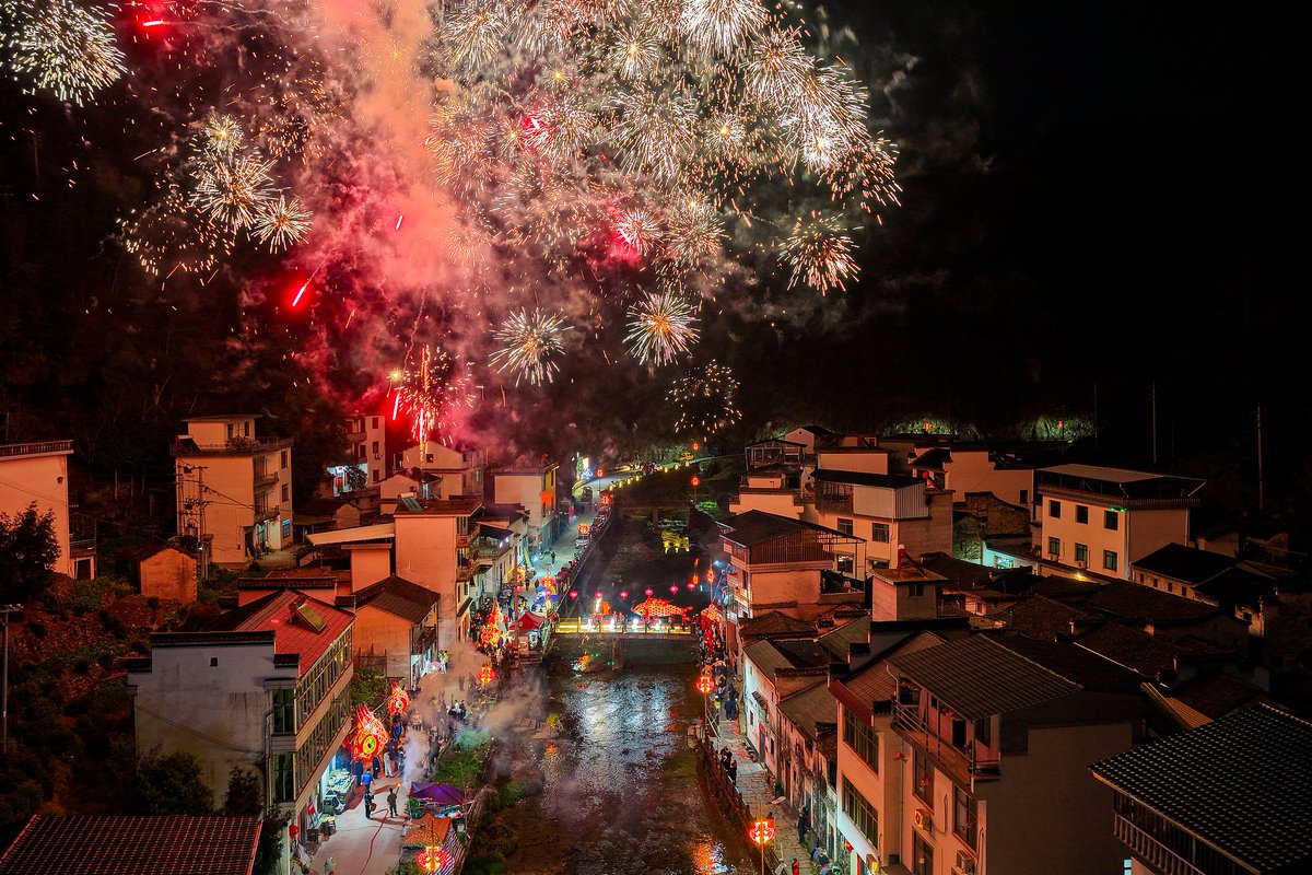 LiuXininBeijing's tweet photo. China lights up for the Lantern Festival! 🏮
Falling on the 15th day of the first lunar month, March 3 this year, the festival brought celebrations across the country. Families gathered to enjoy sweet tangyuan (glutinous rice balls), wander through dazzling lantern fairs, and watch brilliant fireworks light up the night sky. Marking the grand finale of the Spring Festival, the Lantern Festival is a celebration of reunion, light, and new beginnings. (Source: VCG) #LanternFestival #ChineseNewYear #TravelChina