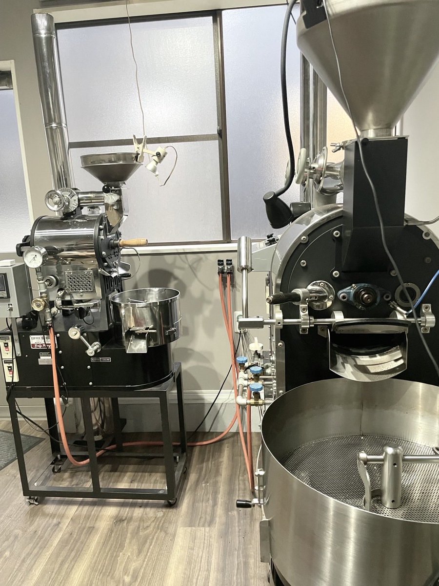 takecoffeelab's tweet photo. だいたいは、この左の1kg釜で焙煎しています。

1回の焙煎で、生豆100g〜800gほど。
オープンのときからずっと一緒の、うちの相棒です。

右にある2.5kg釜は、
アイスコーヒーや濃縮コーヒーをつくるときに使います。
それでも生豆は1kg〜2kgくらいまで。

1kg釜なのに1kg焼かないの？ https://t.co/Cyhq8Ndd61