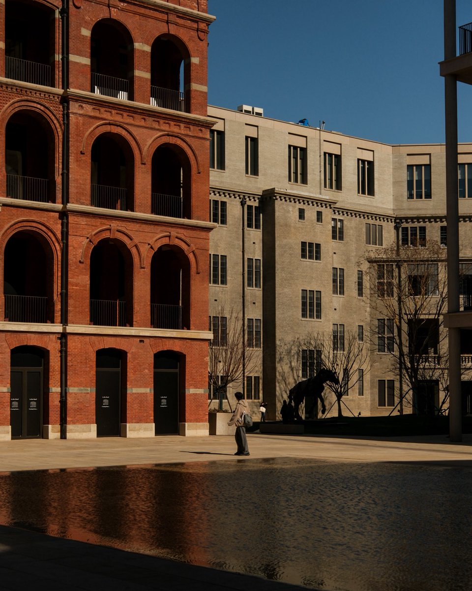 Waitan Laoshifu, Shanghai 
เข้าฟรี ไปถ่ายรูปได้ 
เวลาแนะนำช่วงบ่ายๆ แสงน่าจะถ่ายสนุกกว่านี้) 
ตอนนี้ไปคือแสงเช้านะ