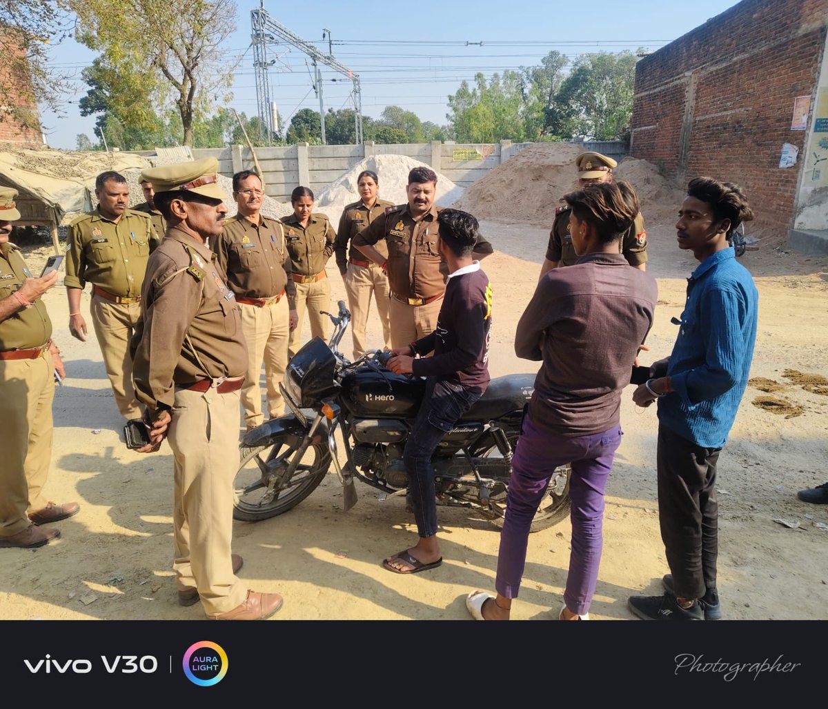 #उन्नाव सोहरामऊ थाना क्षेत्र में पुलिस की सक्रियता का असर साफ दिख रहा है।
थानाध्यक्ष अरविंद पाण्डेय की पहल से अपराध पर अंकुश, जेतीपुर जैसे भीड़-भाड़ वाले इलाकों में बढ़ी गश्त से मजबूत हुई शांति व्यवस्था।
रमजान व होली को लेकर सख्त निर्देश—
अफवाह और अराजकता फैलाने वालों पर होगी