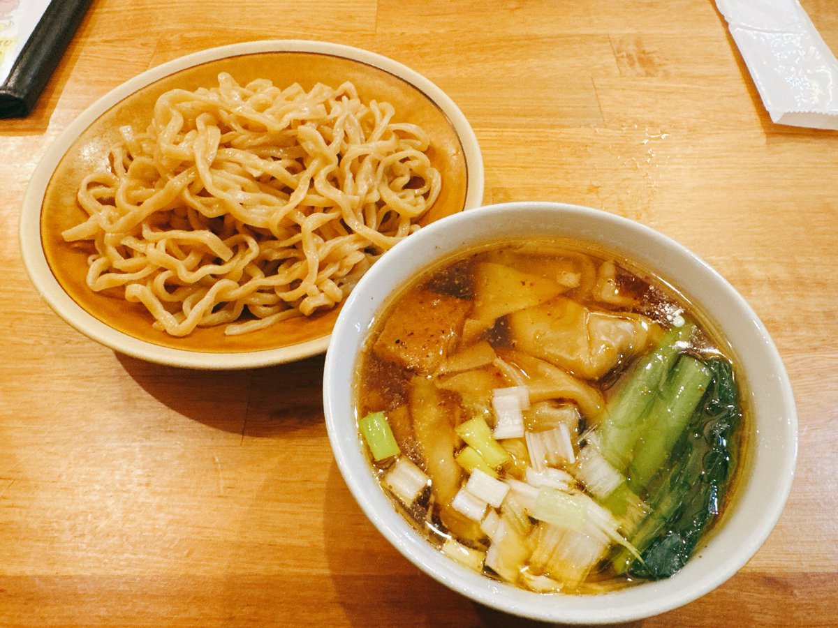 【先日の一杯】
ワンタンざるつけ麺＠食麺酒房 拉くま（平和通り・閉店）
私的拉くまラストの一杯はこれでした。
いやぁ、沁みるよねぇ。
磯部さんの新章への期待と惜別と、そんなのが入り混じった一杯。
いろいろお世話になりました。そして、ご馳走様でした。
また次の舞台で。
