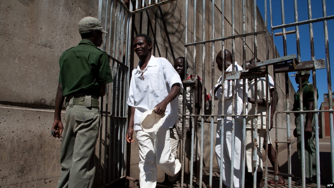 _DailyGhNews's tweet photo. 🚨  BREAKING: Zimbabwe has begun releasing nearly 4,000 inmates under a presidential amnesty aimed at easing overcrowding in the country’s prisons. The move, announced by the cabinet in February, focuses on vulnerable and rehabilitated prisoners. https://t.co/jbx69veVJs