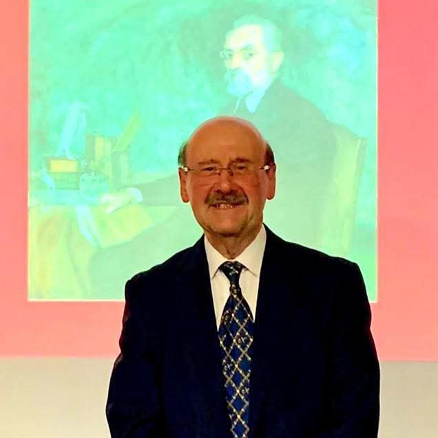 Benito_Navarret's tweet photo. Con enorme tristeza y desolación, lamento la pérdida del profesor José Carlos Brasas Egido, catedrático de Historia del Arte de @usal , Académico de la Real Academia de Bellas Artes de la Purísima Concepción, un hombre de una vitalidad incansable, su tesis doctoral fue sobre la platería vallisoletana y su difusión, máximo experto en pintura de entre siglos, comisario de exposiciones, su biblioteca de historia del arte repleta de catálogos la donó a la @UVa_es.  Fue presidente del tribunal de habilitación cuando concursé al cuerpo de profesores titulares de universidad, gran amigo de Jesús Urrea y de Enrique Valdivieso, hombre de una gran curiosidad y deseoso de tener la última novedad de catálogos de exposiciones, siempre tuve un gran respeto hacia él, quiso ser libre en un mundo que él vio como cambiaba, hombre muy especial, gran amigo de sus discípulos, siempre quiso ser catedrático en el departamento de historia del arte de la @UVa_es, las circunstancias endogámicas de la universidad española lo impidieron. Descansa en paz amigo.