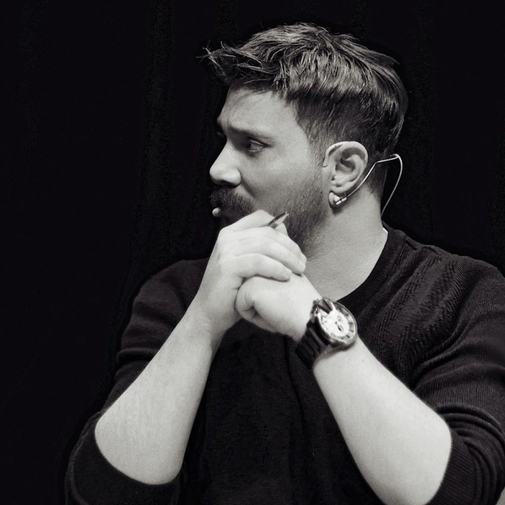 AKP'li Mehmet Metiner'den Oğuzhan Uğur'a:

"Siz Suriye'ye sığınmak zorunda kalsaydınız, Suriye halkının size nasıl davranmasını isterdiniz?"

Oğuzhan Uğur: "Hocam biz Türk'üz. Ya özgürüz ya ölürüz! Bu soruyu kendinize sorun..."