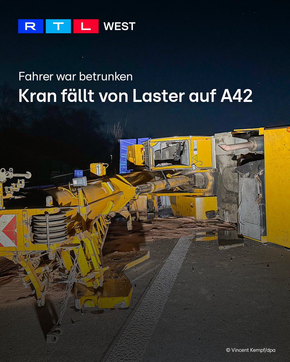 RTLWEST's tweet image. Auf der #A42 bei #Duisburg ist am späten Montagabend (02.03.) ein mobiler #Kran von der Ladefläche eines Lasters gefallen. Nach ersten Erkenntnissen soll der #Fahrer eine unkontrollierte Bewegung gemacht haben. Dabei rutschte der Kran von dem Tieflader. Ein Atemalkoholtest fiel