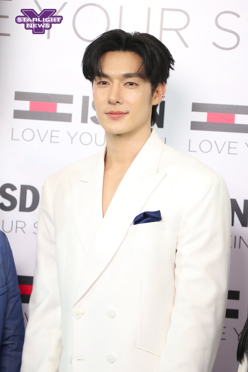StarlightYnews's tweet photo. เปิดตัว “ตี๋ บุญยเกียรติ” พรีเซนเตอร์ ISDIN Thailand ในงาน “HACK YOUR SKIN”

#TeeBoonyakait #ISDIN
#HackBeautyLab #HackYourSkin https://t.co/hmu8gKGnfG