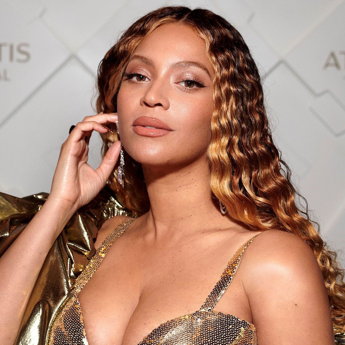 Zara Larsson says Beyoncé is the Celebrity of celebrities. She admits Beyoncé is so amazing that she makes her cry — and adds that her music is strictly for people with great taste. ❤️