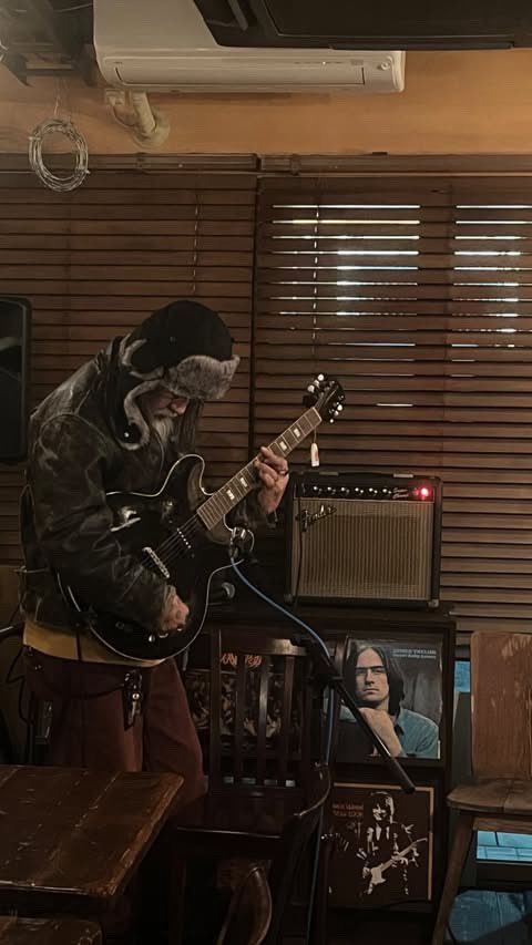 決まりました。
2569皐月5月16日(土)
ヨコハマ野毛BARつむじまがり
ワダスとex.Gauzeフグ氏との、
ツウマンリサイタル🎸
開店14時    開演15時
お代¥2000
当日オールドリンク¥500
(一部を除く）
昨年の同店での企画が頓挫して今回の開催となりました、
皆様のお越しをお待ちしております。