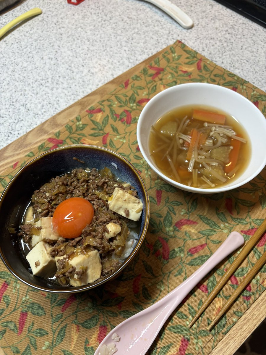 shonanwave01's tweet photo. 今日はひき肉ですき焼き風丼と野菜スープ
中々の評判でした(*^^*) https://t.co/w28eTjPKq6