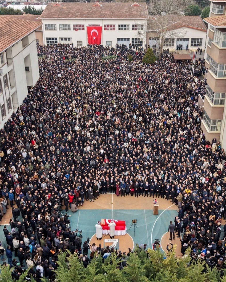 Öğrencileri Fatma Nur öğretmene veda etti.