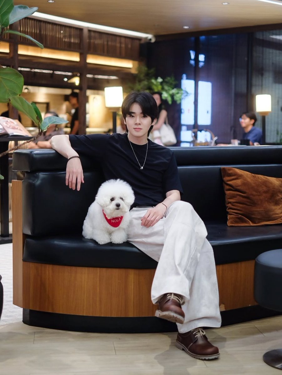 คุณนู๋โนล่ากับคุณชายธนวัฒน์  หล่ออาร่าราชนิกุลสุบๆ🧒🐶✨️

#bommu #ชาวมุ