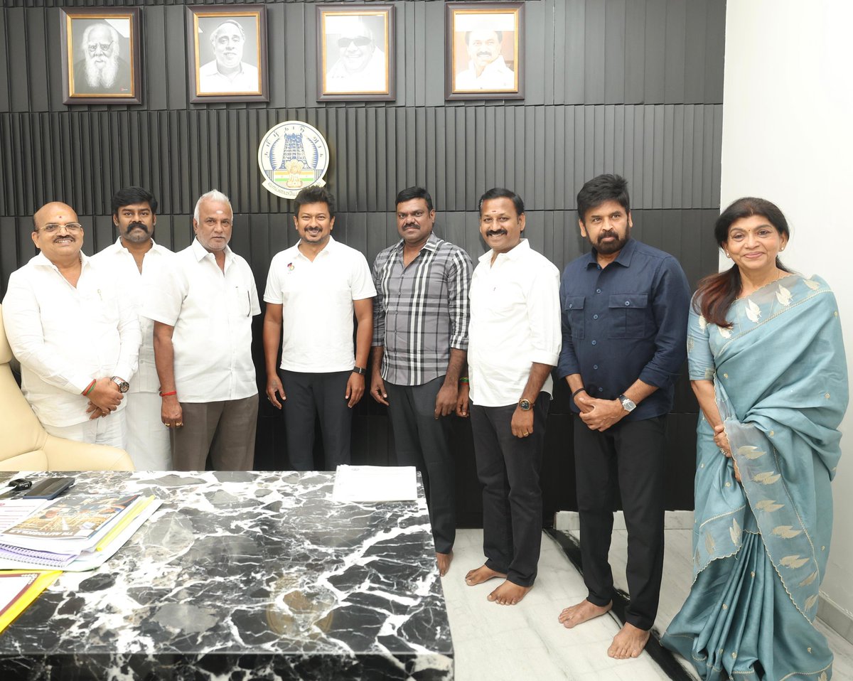 SenthilraajaR's tweet image. #TFPC | தமிழ் திரைப்பட தயாரிப்பாளர் சங்கத்துக்கு புதிதாக தேர்வு செய்யப்பட்ட நிர்வாகிகள் தமிழகத் துணை முதல்வரை சந்தித்து சினிமா துறை சார்ந்த கோரிக்கைகளை முன் வைத்துள்ளனர். 

#Producers | #ProducerCouncil