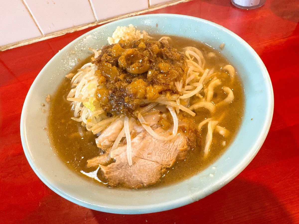 【先日の一杯】
豚ラーメン中YmNsAfKf＠ソウハチヤ がろんちゃん店（琉大北口）
だいちくんラストがろん出勤のこの日、師弟揃い踏みを眺めに。
たまには定番を食べるのは大切。
今更特徴云々を語るでもないけど、ボディの重厚感がありつつもスルスル麺が進むこの感じは大切よね。
ん、旨い！