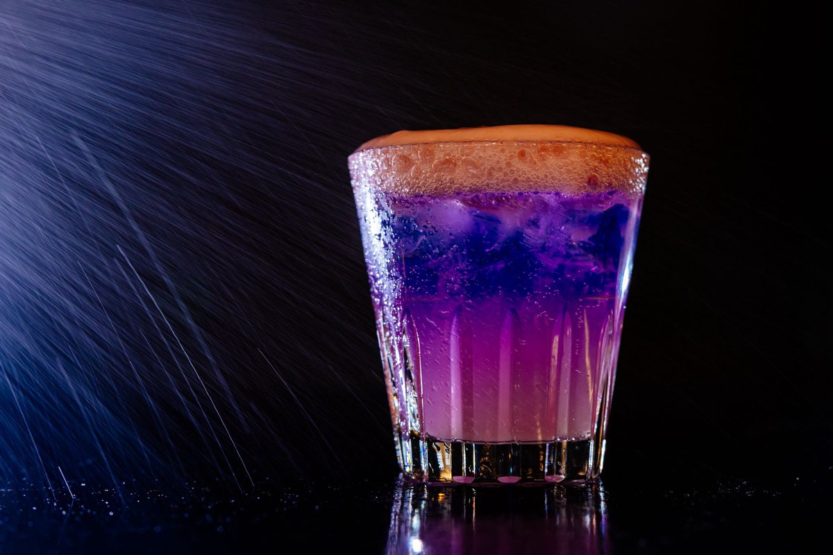 Bar78Bublina's tweet photo. 🟣 Clitoria Bliss 🟣

Náš barman Dominik namíchal speciál na počest nové premiéry souboru Cirk la Putyka - R.I.E. Náš drink je však stejně barevný a odvážný.

Dnes večer se na Jatkách zase hraje. Tak dorazte o něco dřív… a dejte si první dějství do sklenky. 🧊😉

📸 @bibalukas https://t.co/5QCOSXjCCV