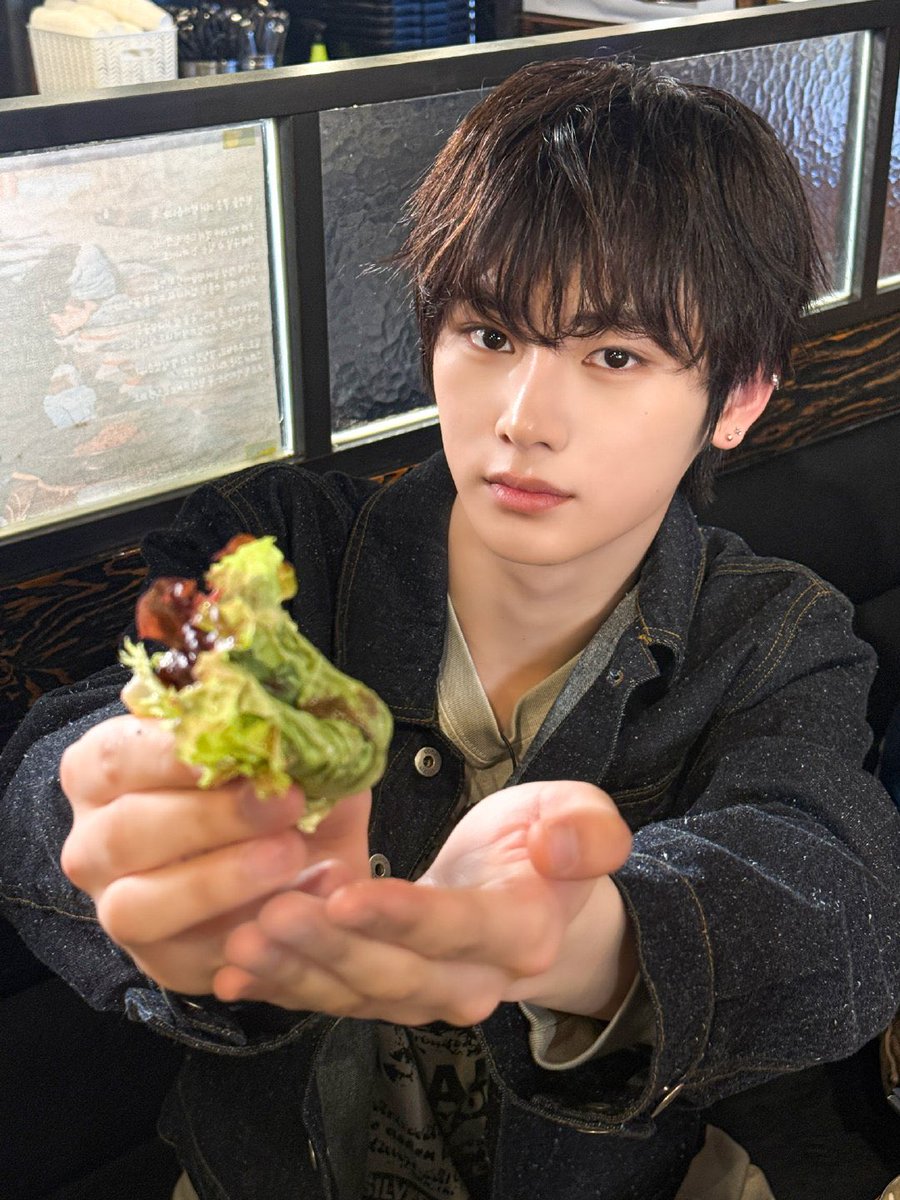 ZhouanxinCn's tweet photo. ANXIN Plus Chat Update 🥰🤲

虽然不能去别的国家玩🥹🥹🥹
安信也要乖乖照顾好自己哟💕
多吃一点、穿暖一点，我们都爱你💖🥺💛

#周安信 #ZHOUANXIN #조우안신 #ANXIN #アンシン #안신
#ALPHADRIVEONE #알파드라이브원 #ALD1 https://t.co/1i1qVfPrV0