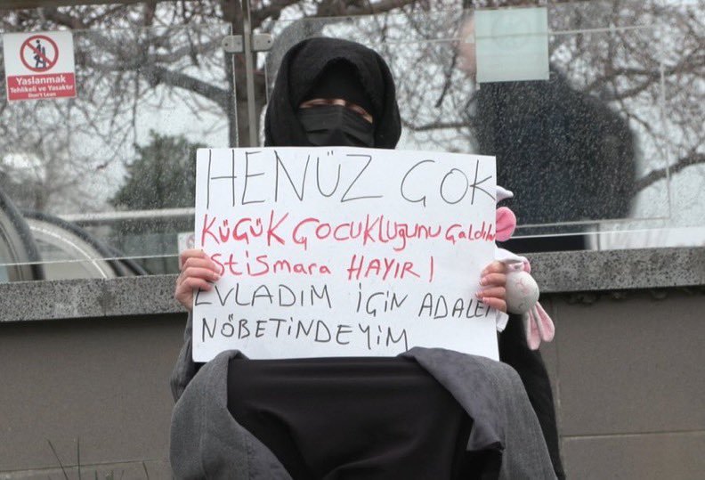 jurnalhabertr's tweet photo. #SonDakika | İstanbul Zeytinburnu'nda bulunan anne ve 8 yaşındaki kız cesetlerinin, Kuran'a Hizmet Vakfı yöneticisi tarafından cinsel istismara uğrayan kız çocuğu ve adalet nöbeti tutan anne Fatma Nur Çelik'e ait olduğu ortaya çıktı. https://t.co/BtKzoRsLVD