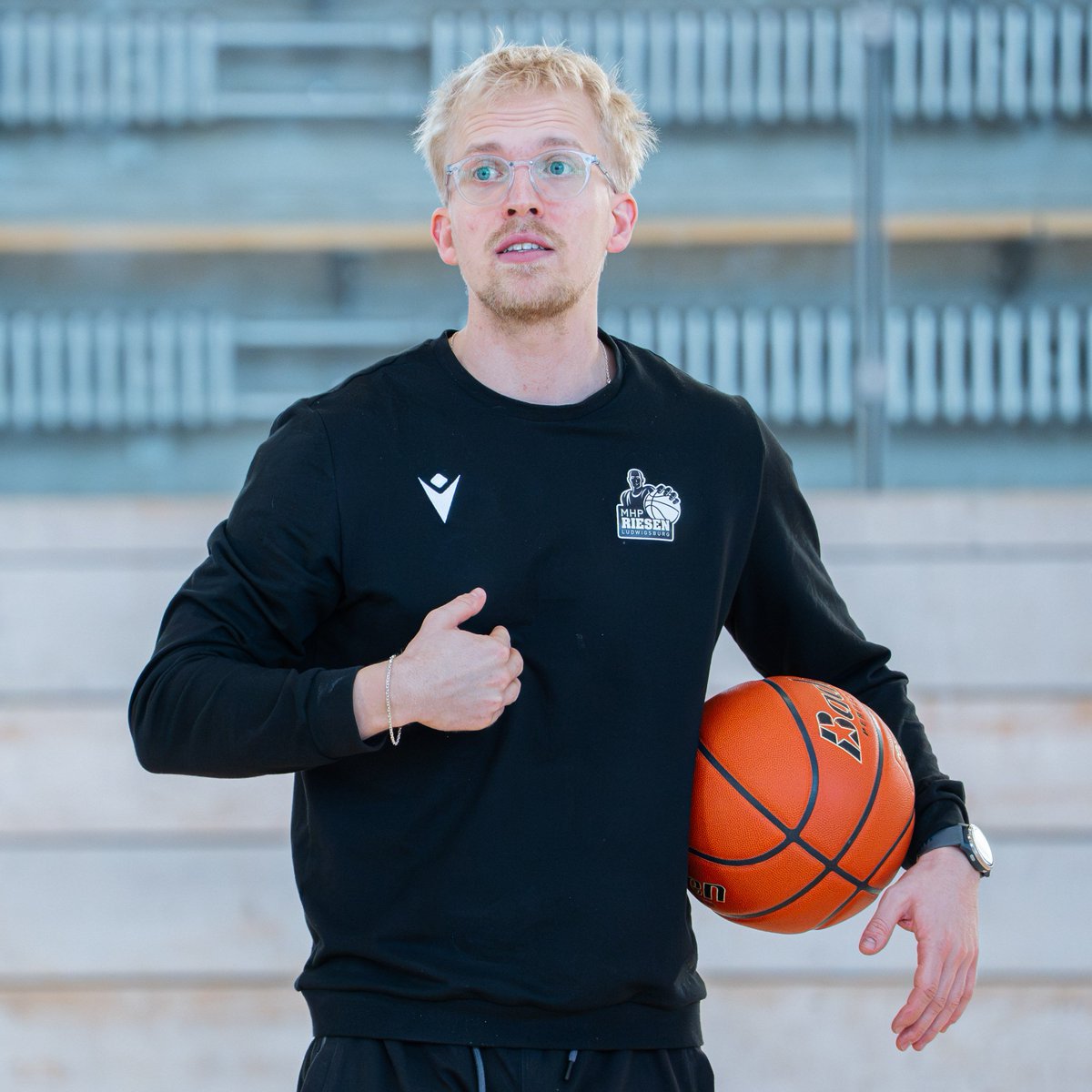 MHP_RIESEN's tweet photo. Die Woche läuft, die Intensität ist maximal und unser Team bereit für den Doppelspieltag. @mikkoriipinen und Toms Skuja sind bereits seit gestern wieder da, @Babacar_ossoko kehrt heute zurück. Nächster Halt: @ratiopharmulm 🏋🏽♂️⚡️
#ULMLUD | @easyCreditBBL https://t.co/W9XGLMdK2v