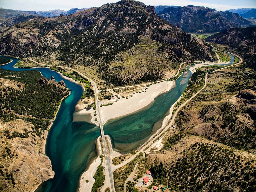 soymariche's tweet photo. Confluencia de los ríos #Traful y #Limay, una ruta imperdible que se disfruta mucho, frontera entre dos provincias patagónicas. Recuerdos de la icónica estación de servicio del ACA⛽ que permanece cerrada. #betodelloro 👏🏼 #BuenMartes twitter! 🌄🌲😉 https://t.co/nDvCtbfuhG