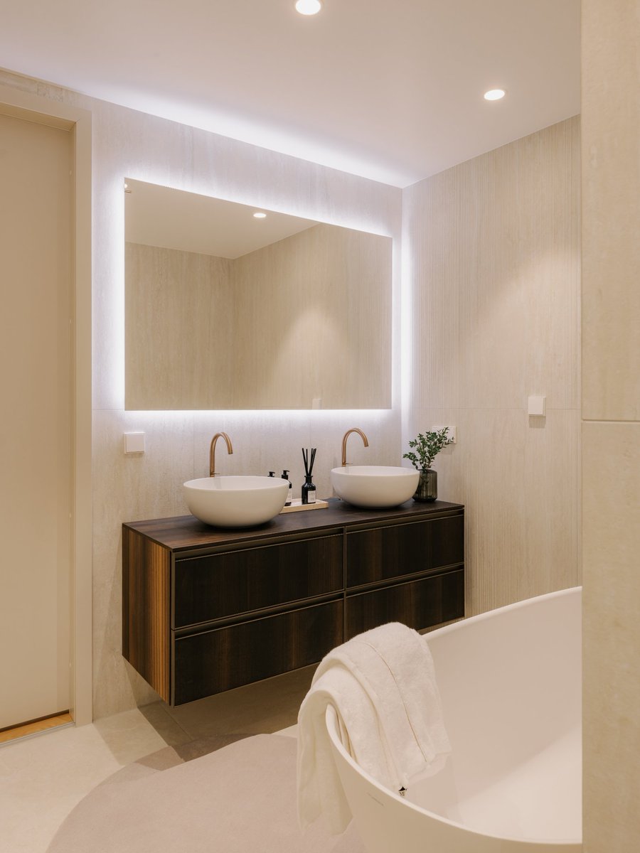 FlaminiaDesign's tweet photo. Linee essenziali, volumi sospesi, luce che valorizza lo spazio.
I sanitari App con i mobili Cubika per un bagno contemporaneo e raffinato.

#CeramicaFlaminia #bathroomdesign https://t.co/qL12J2p5ZV