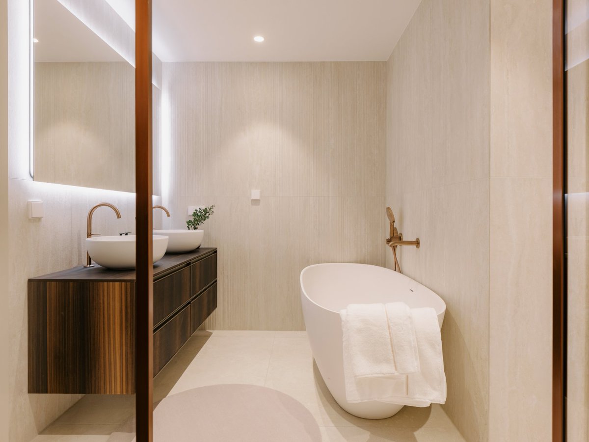 FlaminiaDesign's tweet photo. Linee essenziali, volumi sospesi, luce che valorizza lo spazio.
I sanitari App con i mobili Cubika per un bagno contemporaneo e raffinato.

#CeramicaFlaminia #bathroomdesign https://t.co/qL12J2p5ZV