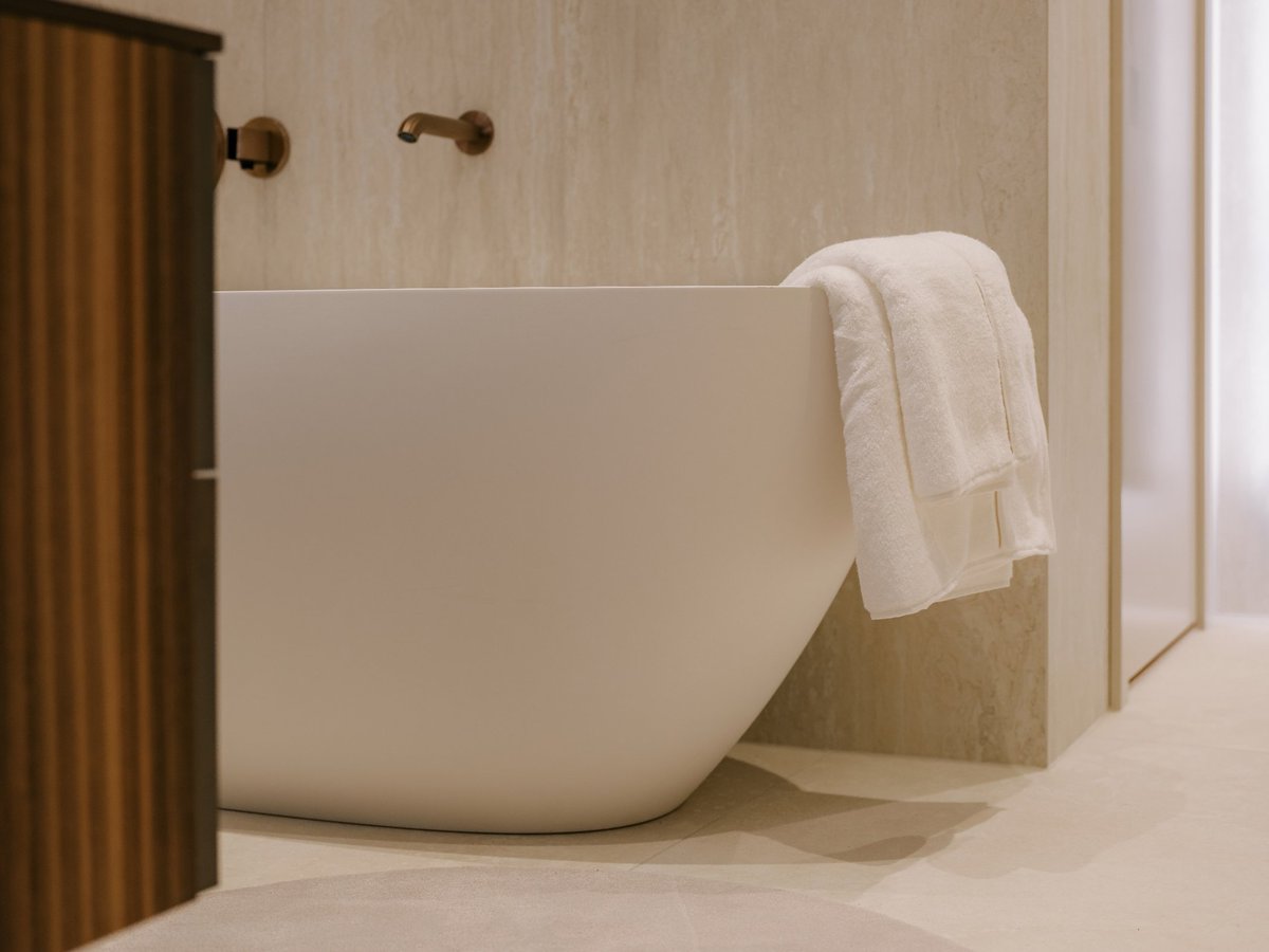 FlaminiaDesign's tweet photo. Linee essenziali, volumi sospesi, luce che valorizza lo spazio.
I sanitari App con i mobili Cubika per un bagno contemporaneo e raffinato.

#CeramicaFlaminia #bathroomdesign https://t.co/qL12J2p5ZV