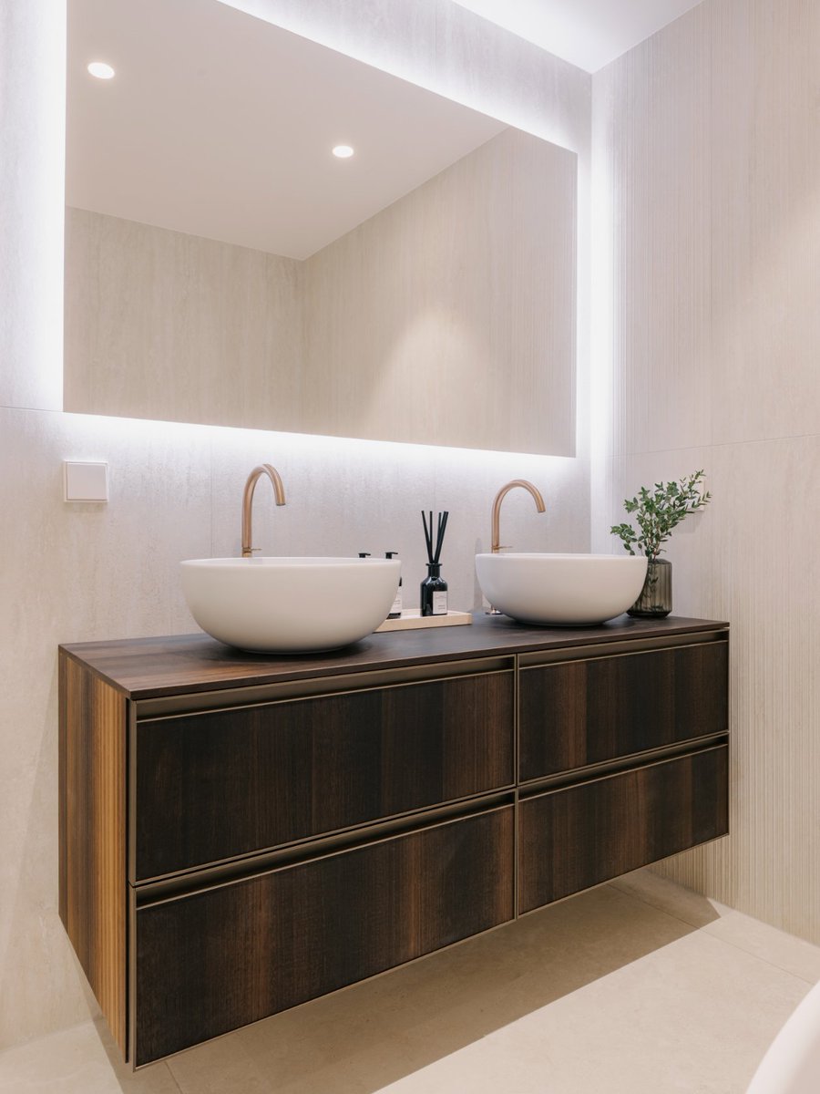 FlaminiaDesign's tweet photo. Linee essenziali, volumi sospesi, luce che valorizza lo spazio.
I sanitari App con i mobili Cubika per un bagno contemporaneo e raffinato.

#CeramicaFlaminia #bathroomdesign https://t.co/qL12J2p5ZV