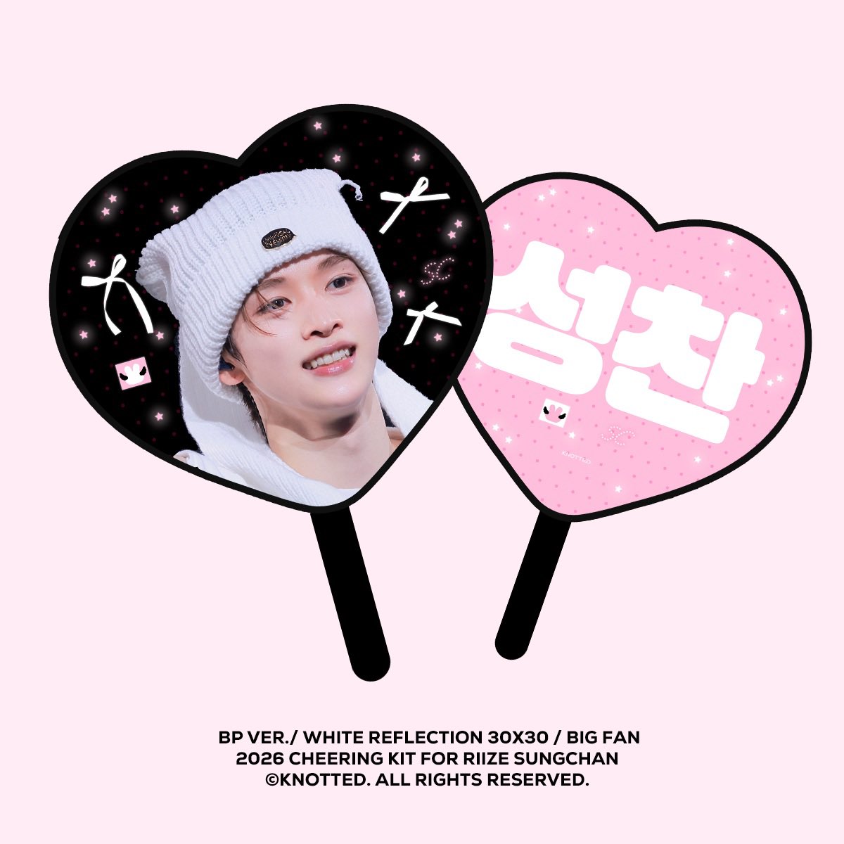 KNOTTED913's tweet photo. 2026 Cheering kit for SUNGCHAN
Ⓒknotted.

2026 RIZIING LOUD IN SEOUL

💕https://t.co/e7ufhALHL6
~3/5 22:00

추가디자인
*미니 우치와 커버 별도 구매 가능

지금 예약하신 건 현장수령만 가능합니다. 전에 예약하신 건 모두 배송 완료되었습니다.

#성찬 #SUNGCHAN #ソンチャン #라이즈 #RIIZE #ライズ