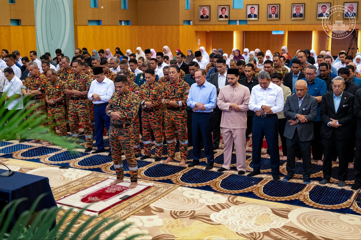 Dalam mesyuarat bersama Pengurusan Kementerian Perumahan dan Kerajaan Tempatan (KPKT) hari ini, saya telah diberikan taklimat berhubung perkembangan dasar perumahan, pembangunan bandar serta usaha memperkukuh peranan pihak berkuasa tempatan.

Perbincangan yang berlangsung secara