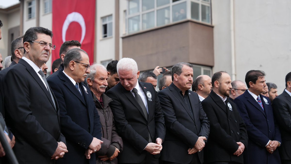 TC_istanbul's tweet photo. Çekmeköy Taşdelen Borsa İstanbul Mesleki ve Teknik Anadolu Lisesi'nde meydana gelen menfur saldırı sonucu hayatını kaybeden biyoloji öğretmenimiz Fatma Nur Çelik, okulda düzenlenen törenle memleketi Konya’ya son yolculuğuna uğurlandı.

Valimiz Davut Gül, törene katılarak acılı ailemize ve eğitim camiamıza başsağlığı dileklerini iletti.

Törene; İstanbul Milletvekili Sayın Yahya Çelik, Millî Eğitim Bakan Yardımcımız Sayın Dr. Nazif Yılmaz, protokol mensupları ile çok sayıda öğretmen ve öğrencimiz katıldı.

Başımız sağ olsun.

@gul_davut