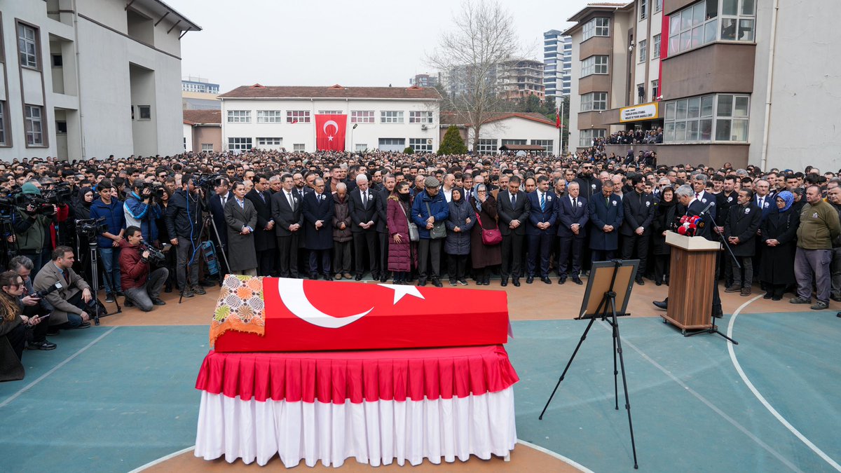 TC_istanbul's tweet photo. Çekmeköy Taşdelen Borsa İstanbul Mesleki ve Teknik Anadolu Lisesi'nde meydana gelen menfur saldırı sonucu hayatını kaybeden biyoloji öğretmenimiz Fatma Nur Çelik, okulda düzenlenen törenle memleketi Konya’ya son yolculuğuna uğurlandı.

Valimiz Davut Gül, törene katılarak acılı ailemize ve eğitim camiamıza başsağlığı dileklerini iletti.

Törene; İstanbul Milletvekili Sayın Yahya Çelik, Millî Eğitim Bakan Yardımcımız Sayın Dr. Nazif Yılmaz, protokol mensupları ile çok sayıda öğretmen ve öğrencimiz katıldı.

Başımız sağ olsun.

@gul_davut