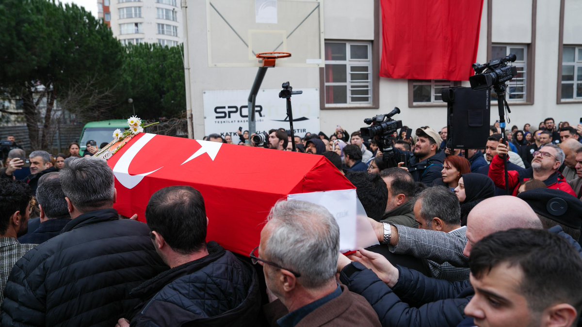 TC_istanbul's tweet photo. Çekmeköy Taşdelen Borsa İstanbul Mesleki ve Teknik Anadolu Lisesi'nde meydana gelen menfur saldırı sonucu hayatını kaybeden biyoloji öğretmenimiz Fatma Nur Çelik, okulda düzenlenen törenle memleketi Konya’ya son yolculuğuna uğurlandı.

Valimiz Davut Gül, törene katılarak acılı ailemize ve eğitim camiamıza başsağlığı dileklerini iletti.

Törene; İstanbul Milletvekili Sayın Yahya Çelik, Millî Eğitim Bakan Yardımcımız Sayın Dr. Nazif Yılmaz, protokol mensupları ile çok sayıda öğretmen ve öğrencimiz katıldı.

Başımız sağ olsun.

@gul_davut