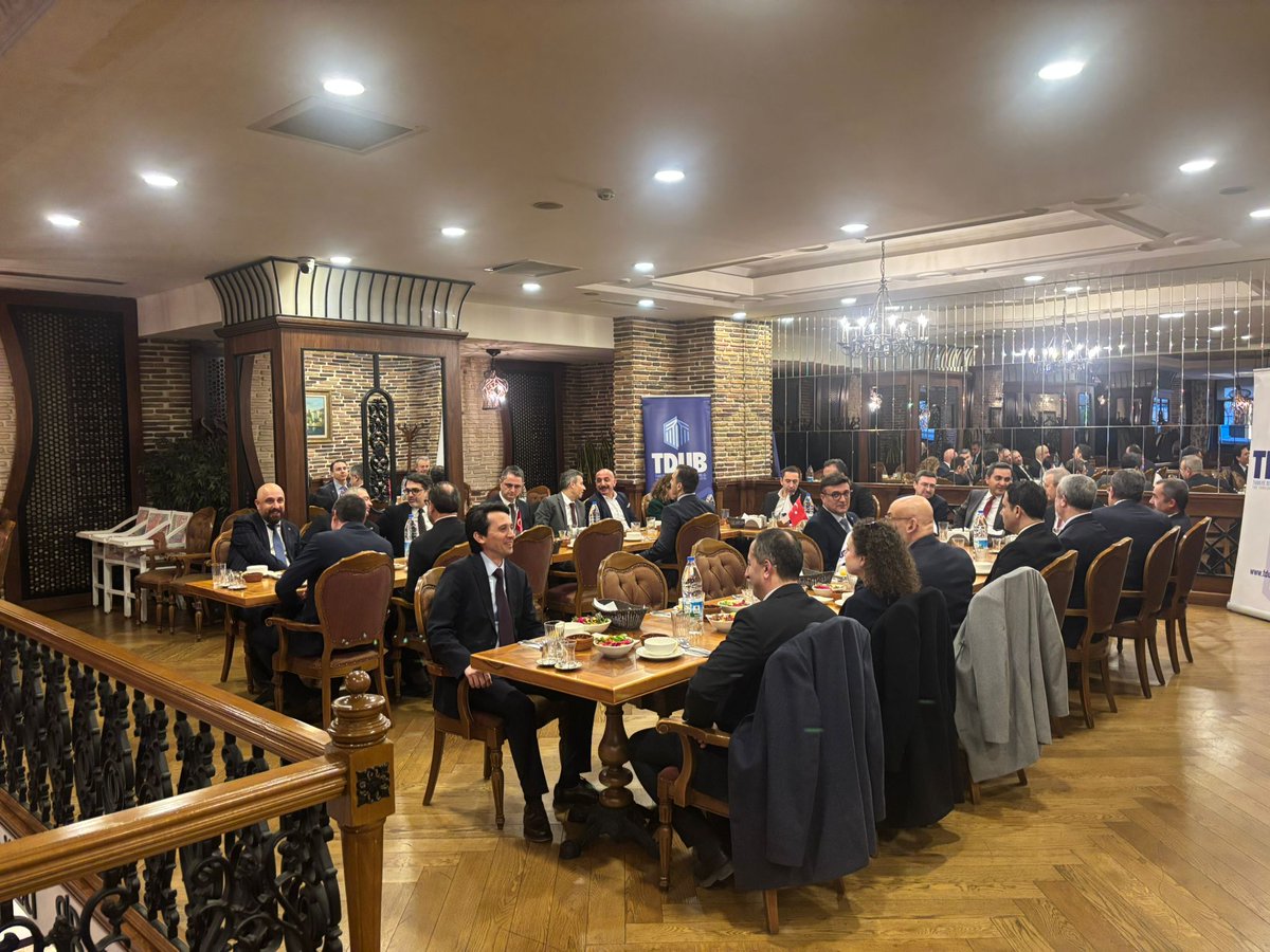 tduborgtr's tweet photo. Türkiye Değerleme Uzmanları Birliği (TDUB) olarak, 2 Mart 2026 tarihinde Ankara’da düzenlediğimiz iftar yemeği programında; TDUB adına Yönetim Kurulu, Denetleme Kurulu ve Disiplin Komitesi üyelerimiz ile Genel Sekreterimizin katılımıyla sektörümüzün paydaşlarıyla bir araya geldik.

Programımıza teşrif eden değerli davetlilerimiz arasında;
Sermaye Piyasası Kurulu (SPK)’ndan Kurul Başkanı Sn. İbrahim Ömer Gönül, Başkan Yardımcısı Sn. Uğur Yaylaönü, Bağımsız Denetim ve Değerleme Faaliyetleri Dairesi Başkanı Sn. Müge Çetin, Ortaklıklar Finansmanı Dairesi Başkanı Sn. Kürşad Sait Babuçcu;
Tapu ve Kadastro Genel Müdürlüğü (TKGM)’nden Genel Müdür Sn. Hakan Gedikli, Genel Müdür Yardımcısı Sn. Mustafa Akkul, Taşınmaz Değerleme Dairesi Başkanı Sn. Ümit Yıldız;
Adalet Bakanlığı Bilgi İşlem Genel Müdürü Sn. Servet Gül ve GABİM Genel Müdürü Sn. Faruk Bostancı yer aldı.

İftar programımızda; değerleme sektörünün gelişimi, kurumsal ilişkilerin güçlendirilmesi, kurumlarımızla yürütülen çalışmalar ve karşılıklı beklentiler üzerine verimli değerlendirmelerde bulunuldu.

Nazik katılımları ve değerli katkıları için tüm misafirlerimize teşekkür eder; kamu kurumlarımız ve paydaşlarımızla iş birliğimizi güçlendirerek sürdürme kararlılığımızı saygıyla kamuoyuna arz ederiz.