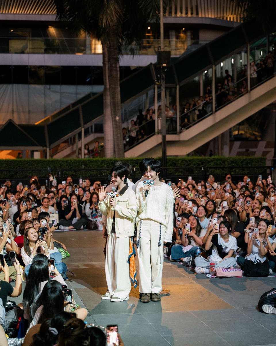 ปรากฏการณ์ รวมพล ของ แกงค์เขมจิราต้องรอด ที่ CTW  กับตำแหน่ง Summer Boy Ambassadors แคมเปญใหญ่รับฤดูร้อน “Summer Fest 2026: Sound of Summer” สร้างปรากฏการณ์แฟนคลับหลั่งไหลแน่นเต็มพื้นที่หน้าลานเซ็นทรัลเวิลด์ตั้งแต่เช้า
#CentralPattanaXKengNamping
 #CentralPattanaXTleFirstone