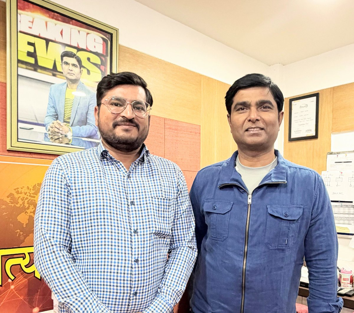 kafeelnew's tweet photo. होली के मौके पर हर बार की तरह @Virendrauptv सर ने आशीर्वाद दिया त्यौहार के मौके पर सर का अपनापन स्नेह जो मिलता है उसका हम सभी रिपोर्टरों को बेसब्री से इंतज़ार रहता है.. आपका आशीर्वाद सदैव बना रहे 

Happy Holi https://t.co/bnbpjmsODg