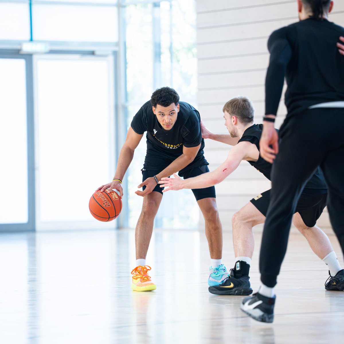 MHP_RIESEN's tweet photo. Die Woche läuft, die Intensität ist maximal und unser Team bereit für den Doppelspieltag. @mikkoriipinen und Toms Skuja sind bereits seit gestern wieder da, @Babacar_ossoko kehrt heute zurück. Nächster Halt: @ratiopharmulm 🏋🏽♂️⚡️
#ULMLUD | @easyCreditBBL https://t.co/W9XGLMdK2v