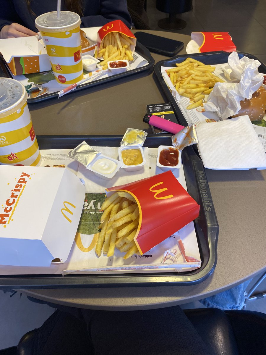 %50 emo olan arkadasim ve white girl görünümlü messy arkadasimla mcdonaldsa geldik