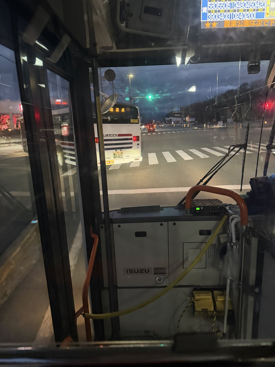 21_mouse_2700's tweet photo. 熊本電鉄・御代志駅を出てすぐの交差点。2台の菊池温泉・市民広場行きの熊本電鉄バスが出発する。

交差点を左折するのは「田島・七城経由」

直進するのは「高江・富の原経由」

いつの日か来るべきだろうBRTと支線バスの乗り継ぎが当たり前になる熊本の未来の風を感じました。 https://t.co/b4wngPvJrJ