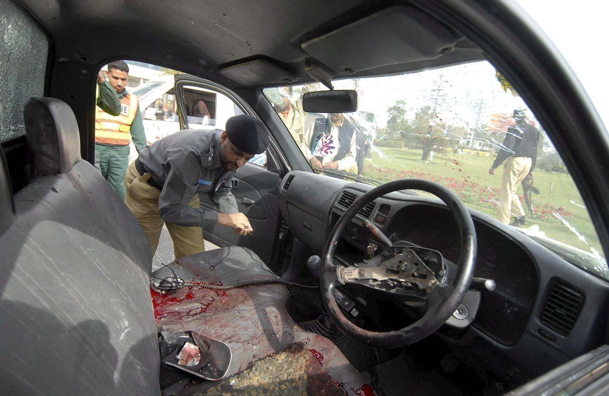 RSingh6969a's tweet image. Circa: Lahore, March 3, 2009. Scene near #Gaddafi #Stadium where Sri Lankan team bus was ambushed a short distance away from the venue by 12 gunmen. During the attack, 6 policemen and a driver escorting the match officials died. #cricket #SriLankaTweet #NaveenWijesinghe #pakistan
