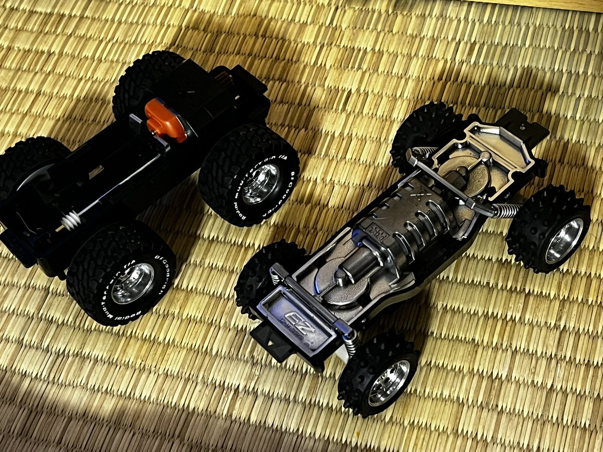 HGSmodel4WD's tweet photo. 40年前のミニ四駆シャーシと最新EZシャーシー
#ミニ四駆　#タミヤ　#ワイルドウイルスJr  #くまモンファンブルン　#EZシャーシー https://t.co/8Wp0jFGqtg
